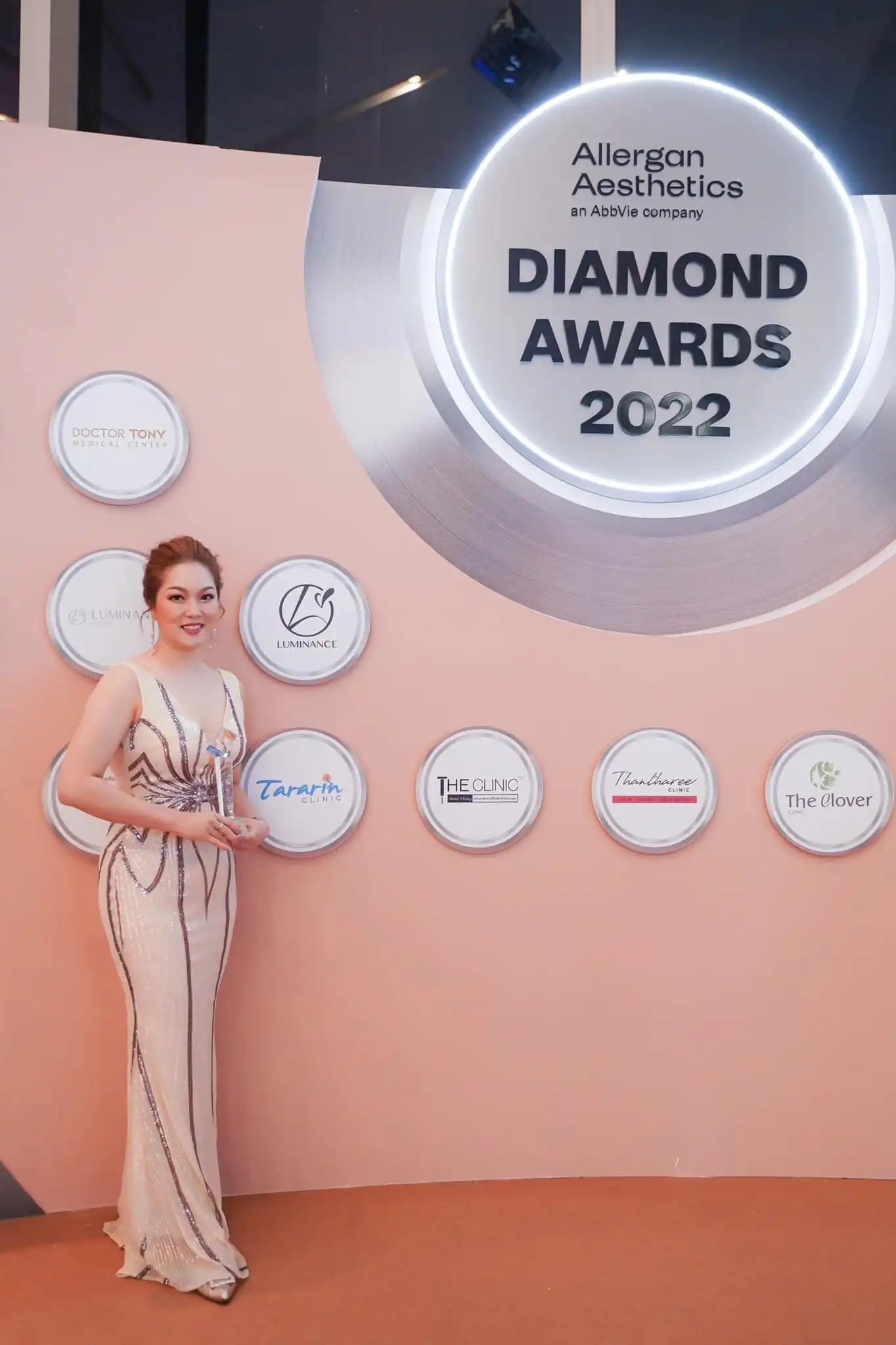 คุณหมอฝน และ คุณหมอแพร เข้ารับรางวัล Allergan Aesthetics Diamond Awards 2022
