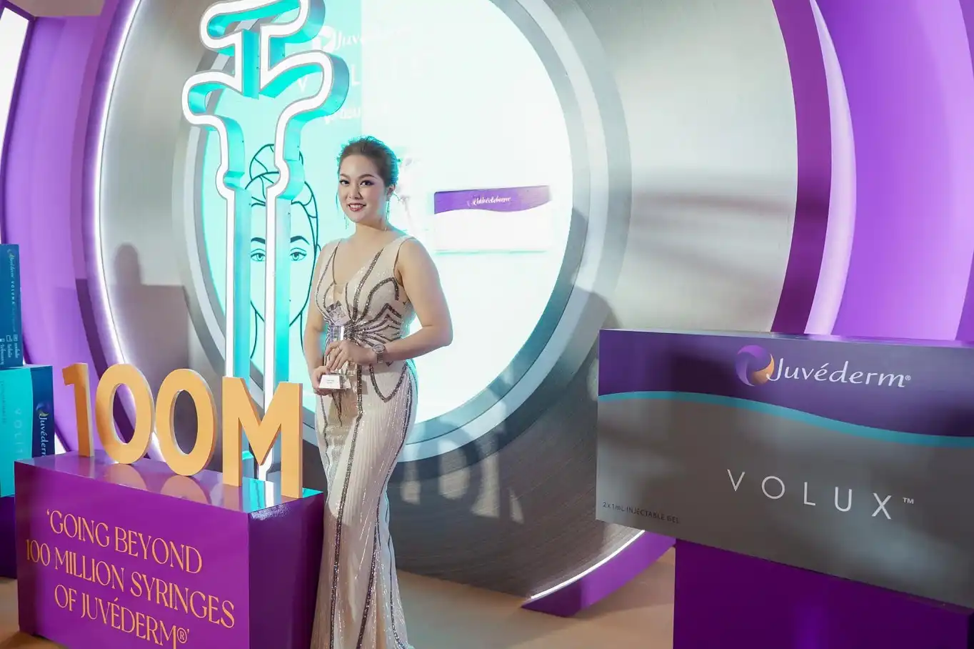 คุณหมอฝน และ คุณหมอแพร เข้ารับรางวัล Allergan Aesthetics Diamond Awards 2022 3