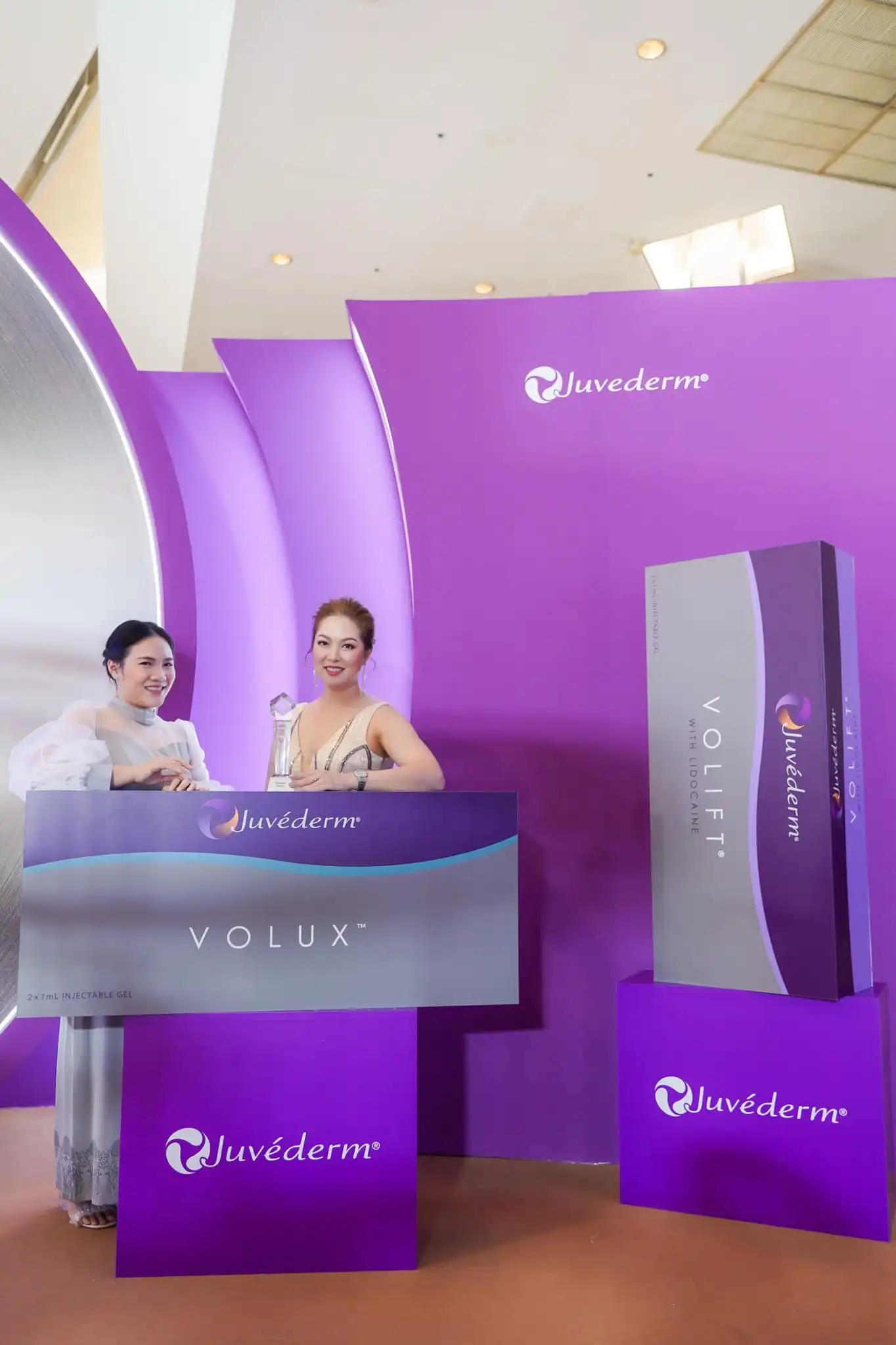 คุณหมอฝน และ คุณหมอแพร เข้ารับรางวัล Allergan Aesthetics Diamond Awards 2022 5