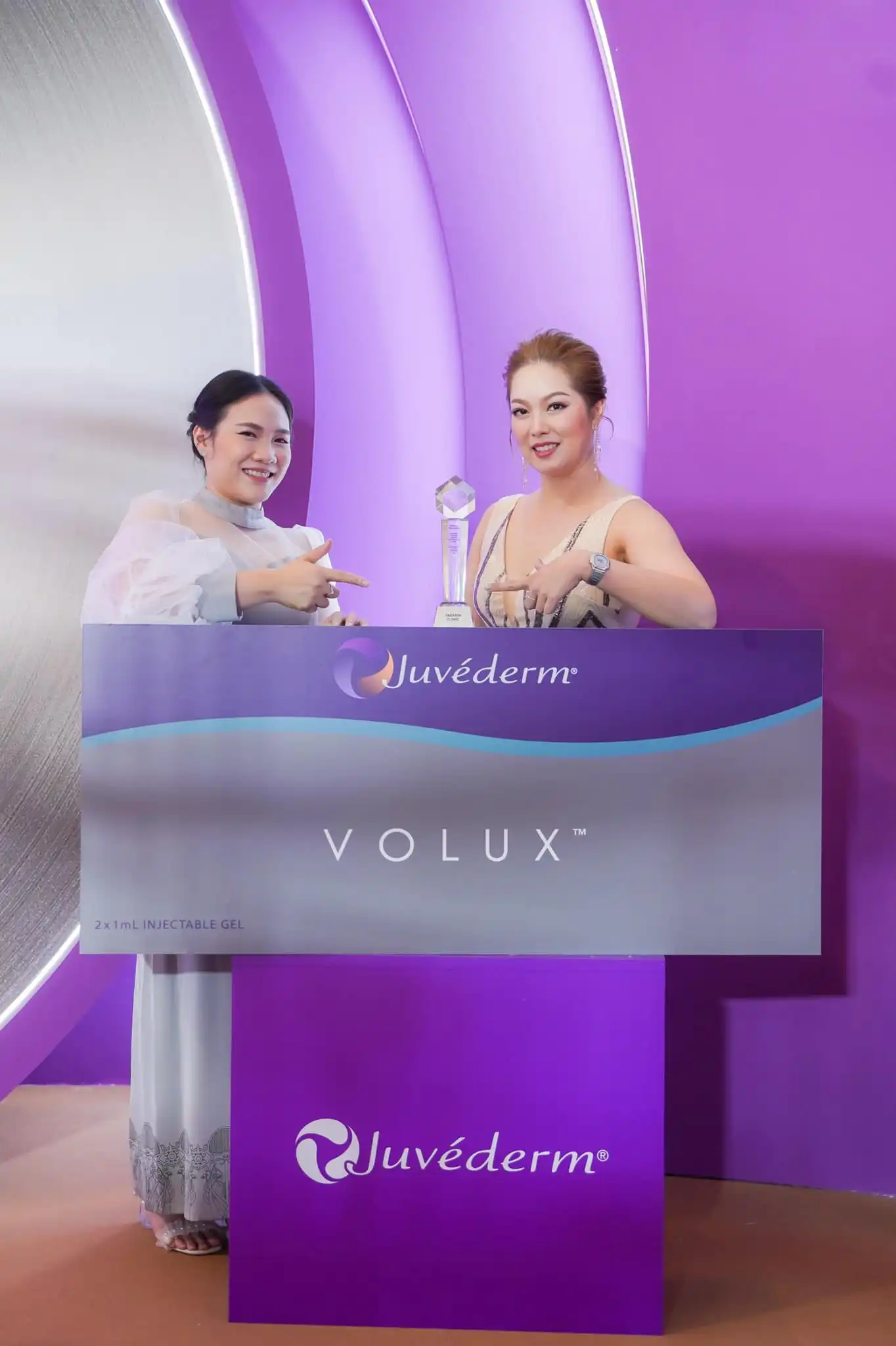 คุณหมอฝน และ คุณหมอแพร เข้ารับรางวัล Allergan Aesthetics Diamond Awards 2022 7