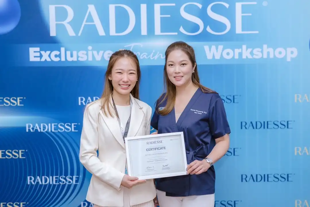 คุณหมอฝนสอนฉีด Radiesse ในบทบาทของ Merz KOL 1