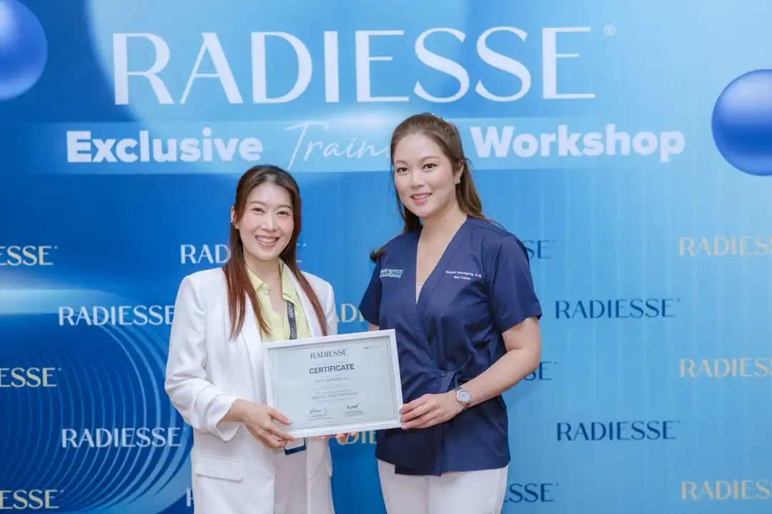 คุณหมอฝนสอนฉีด Radiesse ในบทบาทของ Merz KOL 10