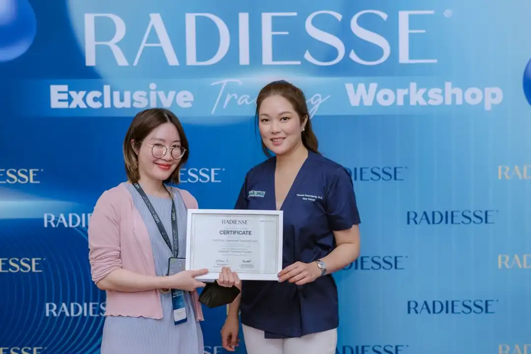 คุณหมอฝนสอนฉีด Radiesse ในบทบาทของ Merz KOL 13