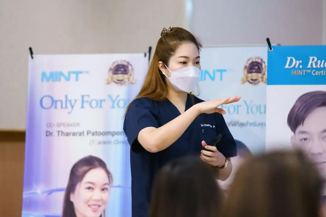 คุณหมอฝนบรรยายและสาธิต การยกกระชับปรับรูปหน้าด้วยไหม MINT