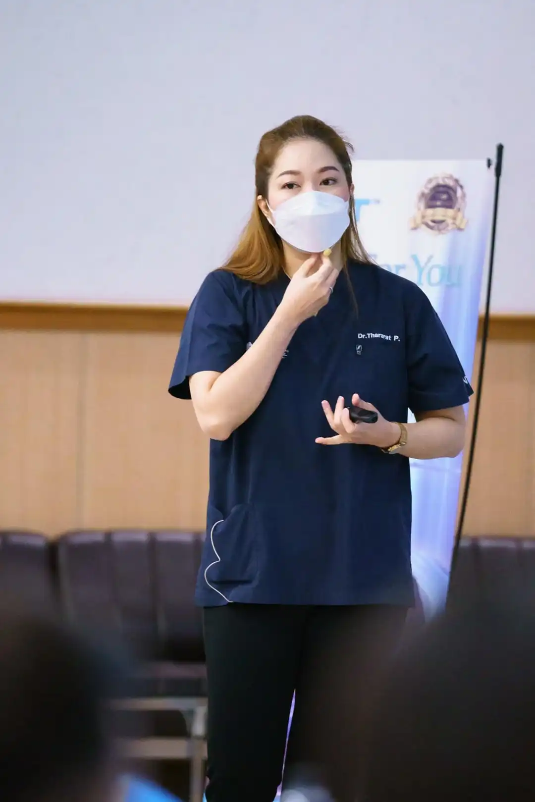 คุณหมอฝนบรรยายและสาธิต การยกกระชับปรับรูปหน้าด้วยไหม MINT 1